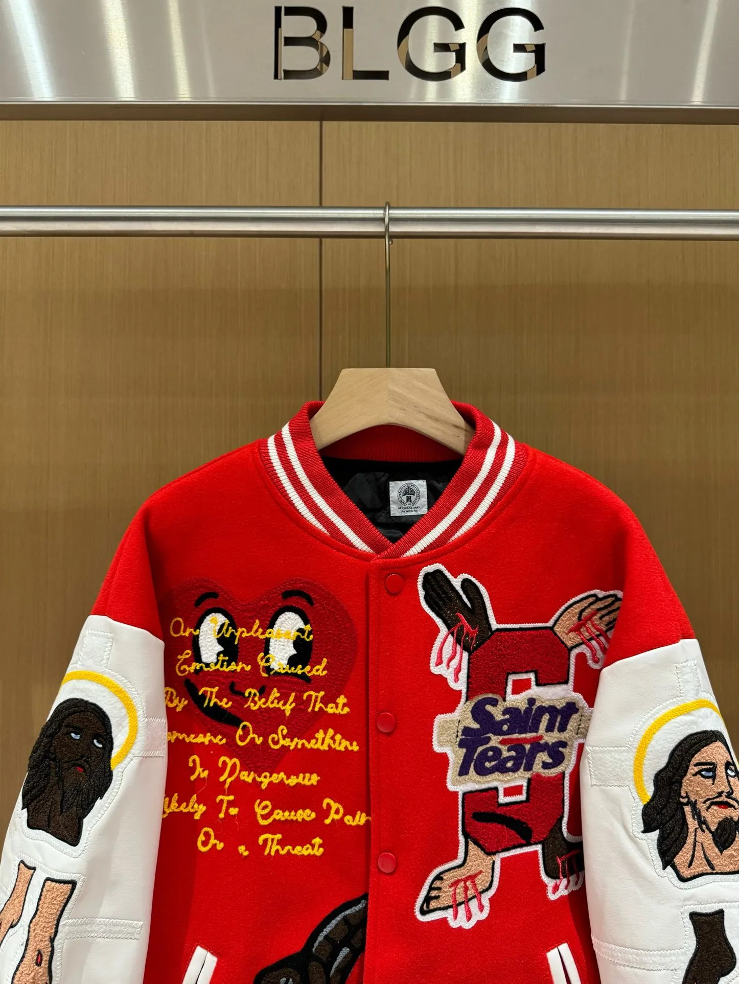 🧸High version SAINT MICHAEL high street vibe style ROCKY same heavy embroidered baseball jacket jacket for men and women p420 style number: 271# code number: S-XL high version heavy laser embroidery process quilted version one piece is enough for the winter in the north and south multiple splicing techniques for the whole piece YB customized dyeing color 3 times of pattern making to finalize heavy patch embroidery laser burning is required to carve out the template before embroidery can be carried out Only a few pieces are produced in a day, and the factory quantity is extremely low. It is different from the low-end versions on the market. You pay for the goods.